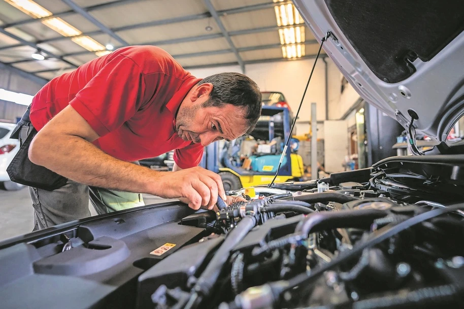 Mecânico a mexer num motor a GPL