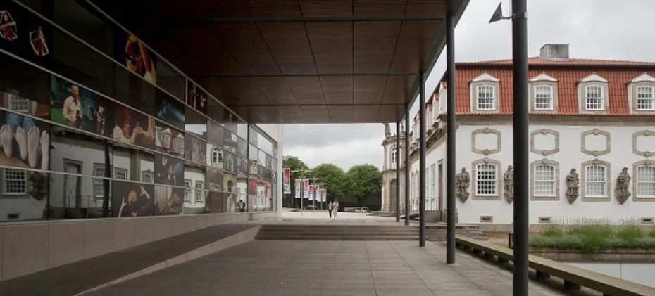 Centro Cultural Vila Flor vista da entrada dos auditórios