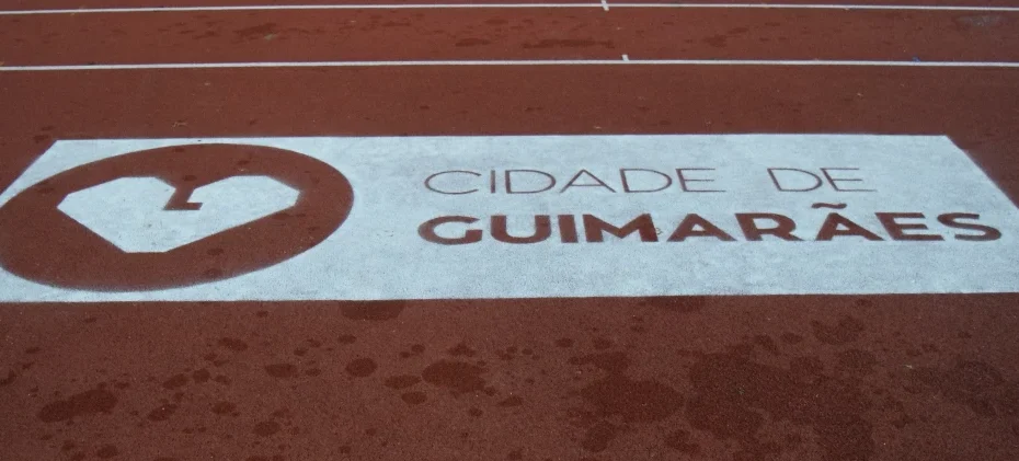 Coração símbolo da Capital Europeia da Cultura 2012, em Guimarães, pintado em pista de atletismo