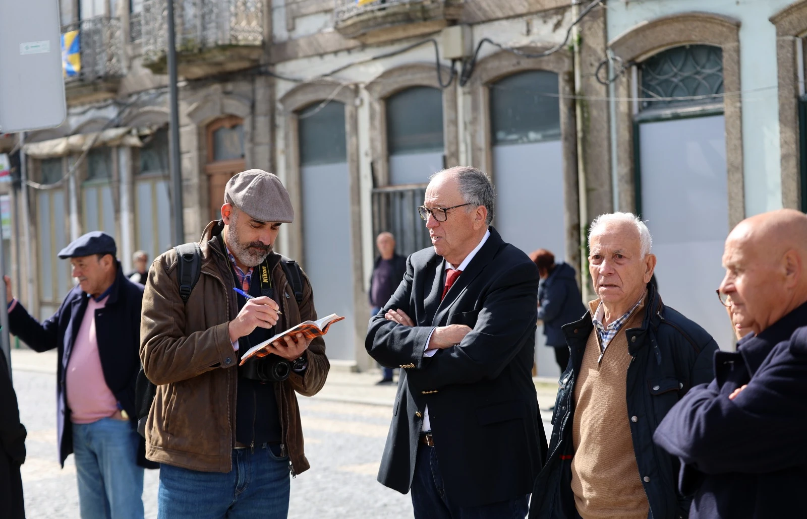 Jornalista Rui Dias em reportagem na rua