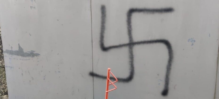 símbolo nazi usado em ataque racista