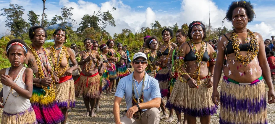 Homem branco no meio de mulheres da Papua
